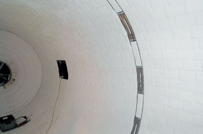 Moinho branco visto do interior