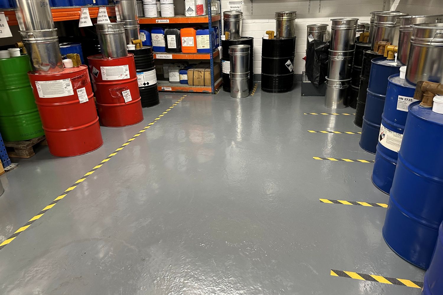 Armazém de grandes bidões