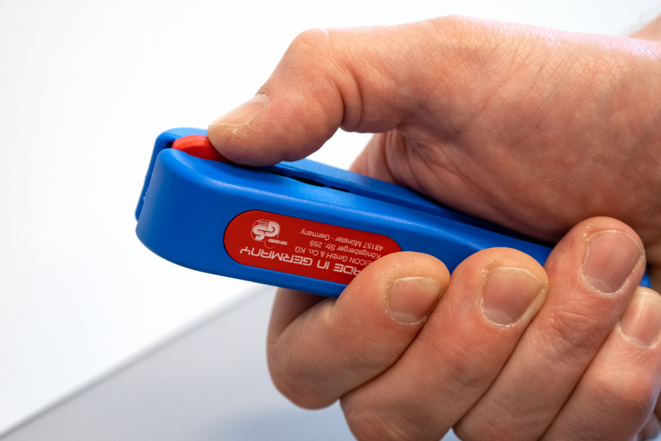 Coax Stripper No. 3 | para descarnar e retirar cabos coaxiais I inclui alicate de corte lateral I diâmetro de trabalho 4,8 - 7,5 mm Ø