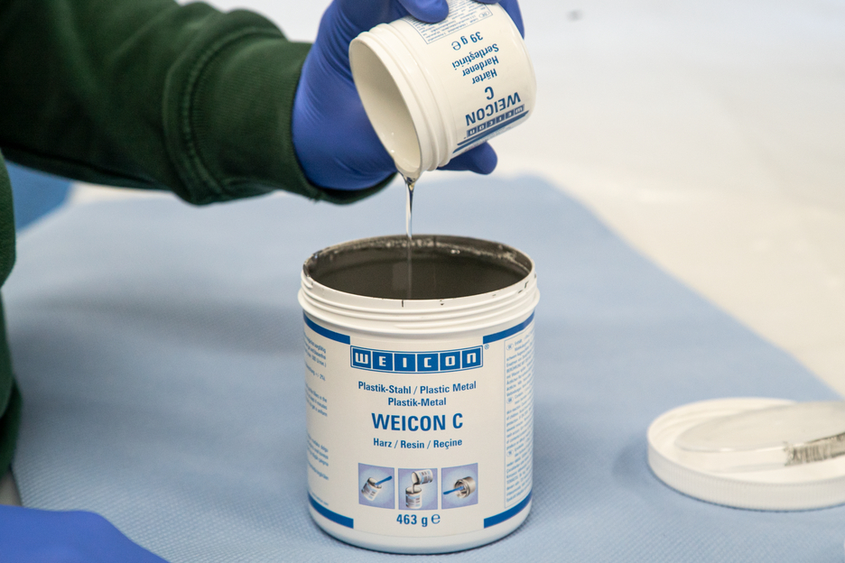 WEICON C | sistema de resina epóxi com carga de alumínio para reparações e moldagem