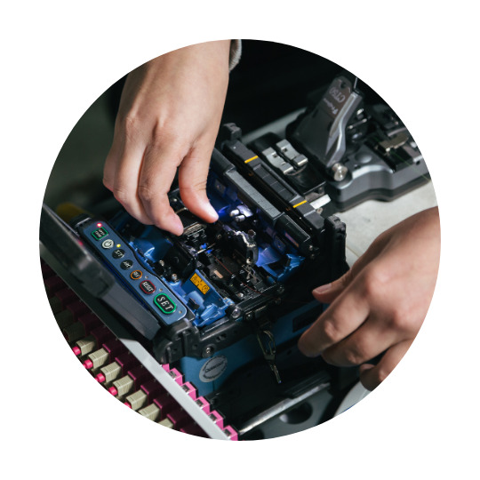 Alguém a trabalhar numa peça eletrónica