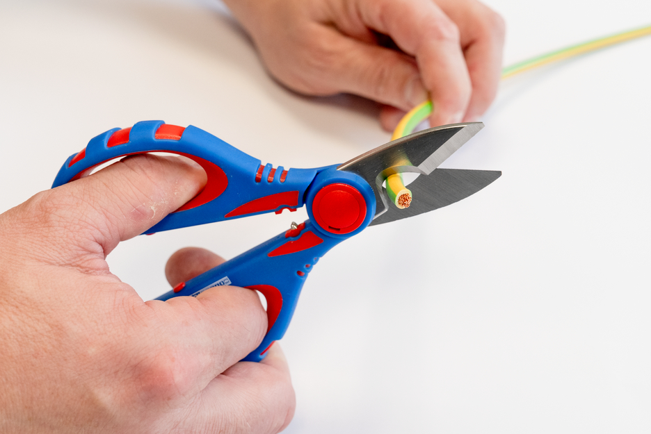Electrician Scissors XL | pega com diâmetro grande para mãos pequenas e grandes, permitindo máxima transmissão de potência e uso seguro