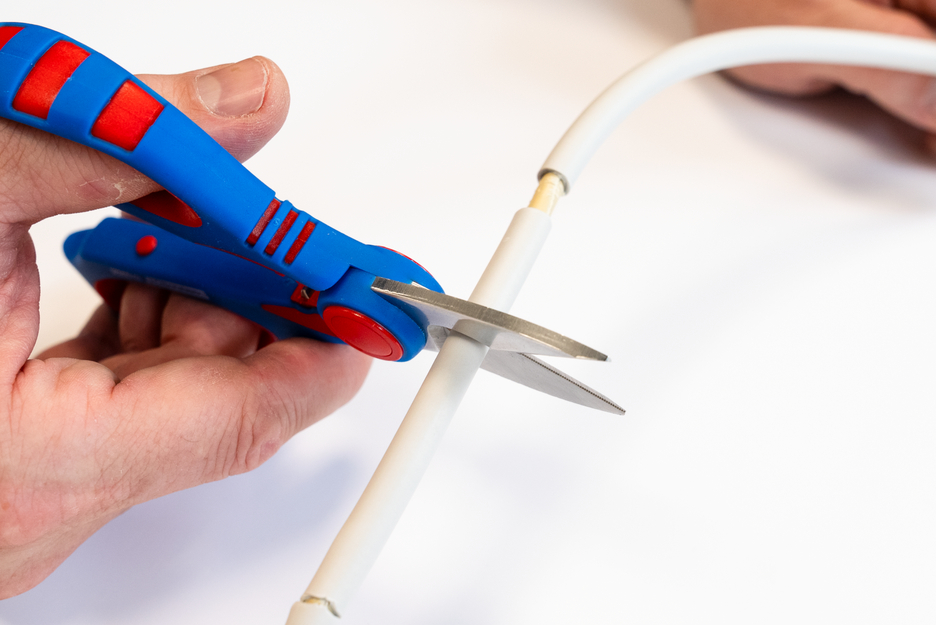 Electrician Scissors XL | pega com diâmetro grande para mãos pequenas e grandes, permitindo máxima transmissão de potência e uso seguro