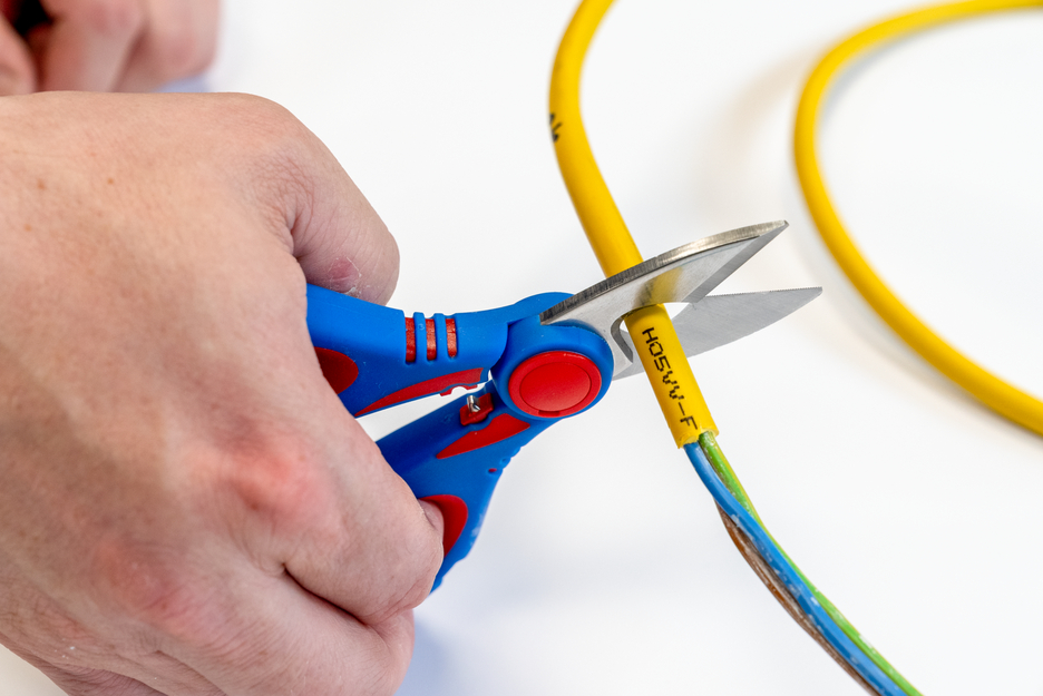 Electrician Scissors XL | pega com diâmetro grande para mãos pequenas e grandes, permitindo máxima transmissão de potência e uso seguro