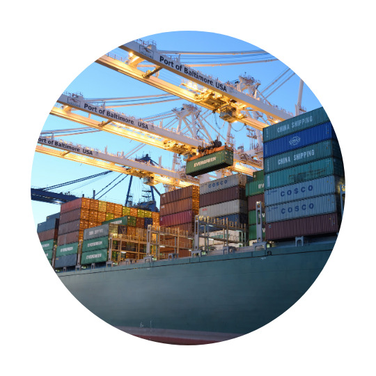 Contentores num navio