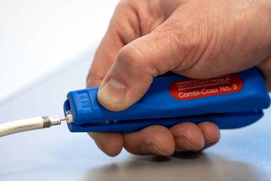 Coax Stripper No. 3 | para descarnar e retirar cabos coaxiais I inclui alicate de corte lateral I diâmetro de trabalho 4,8 - 7,5 mm Ø