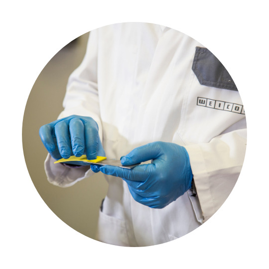 Duas peças metálicas a serem mantidas juntas