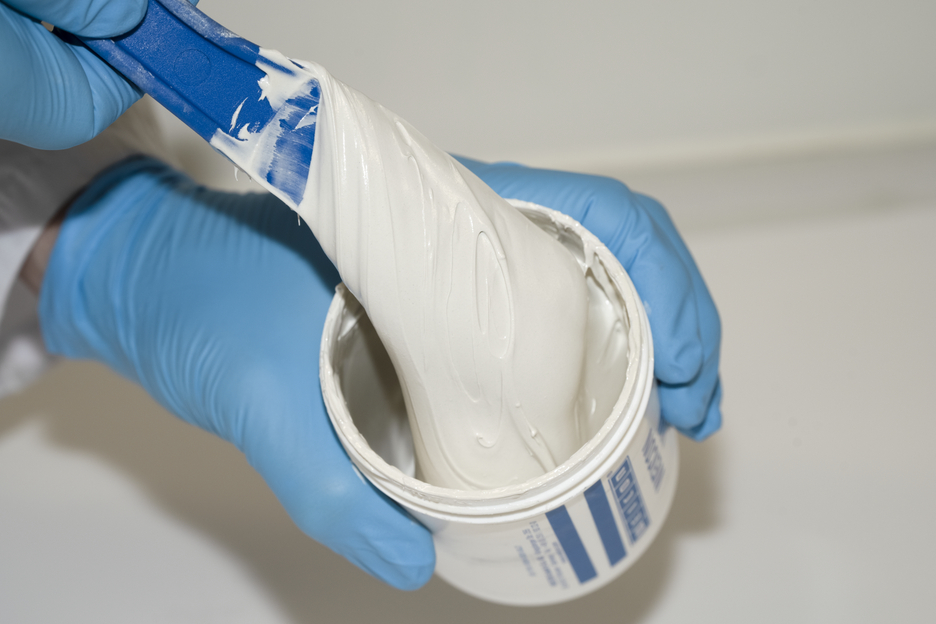 WEICON UW | sistema de resina epóxi com carga mineral para reparações e moldagem em superfícies húmidas