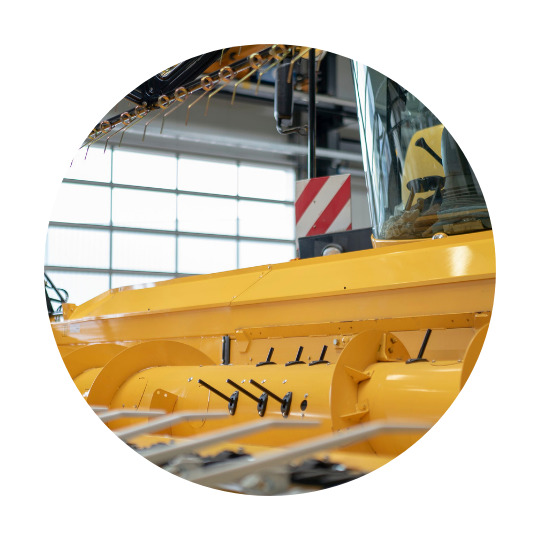 Parte de uma ceifeira-debulhadora amarela