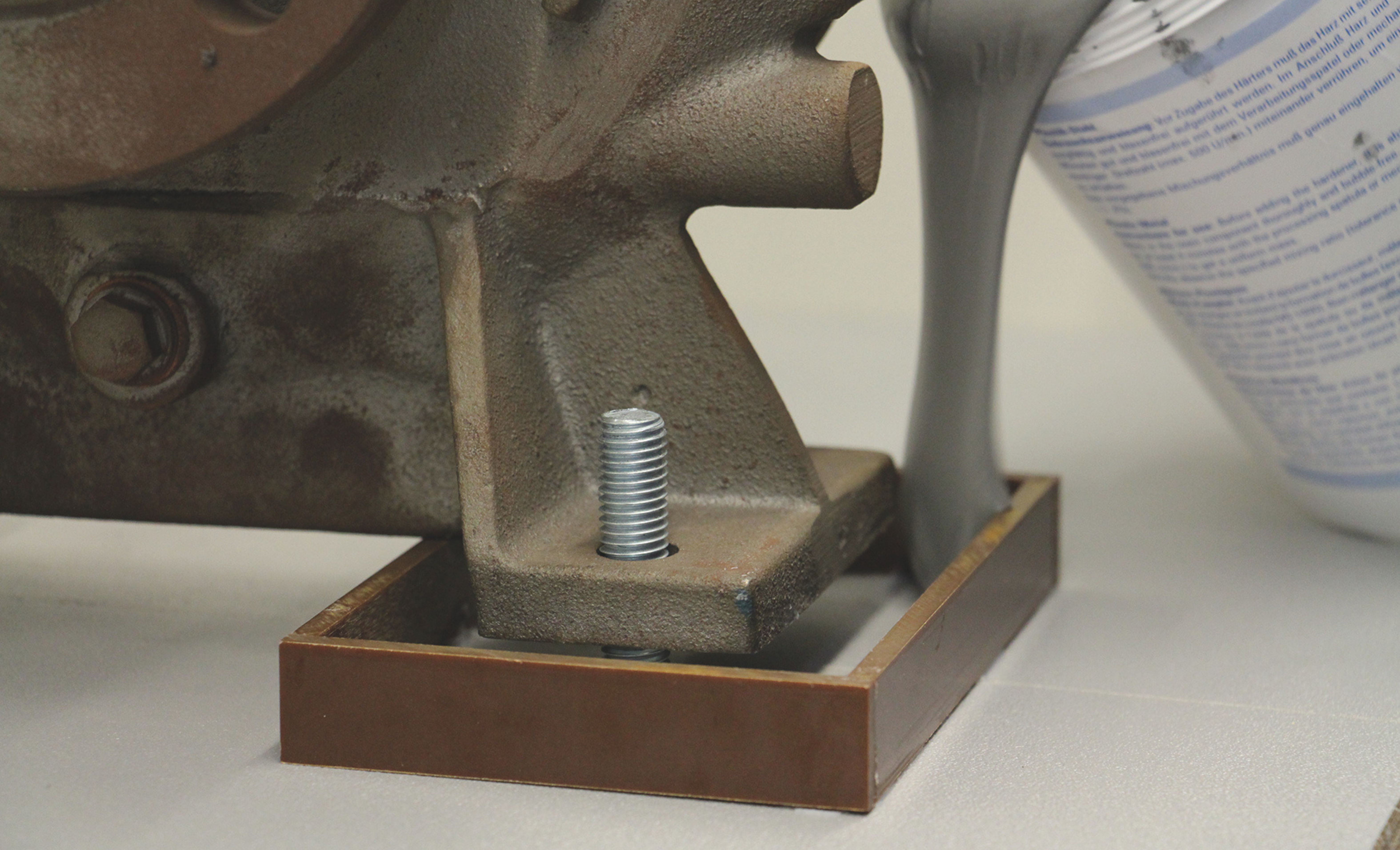 A massa de enchimento é vertida num suporte