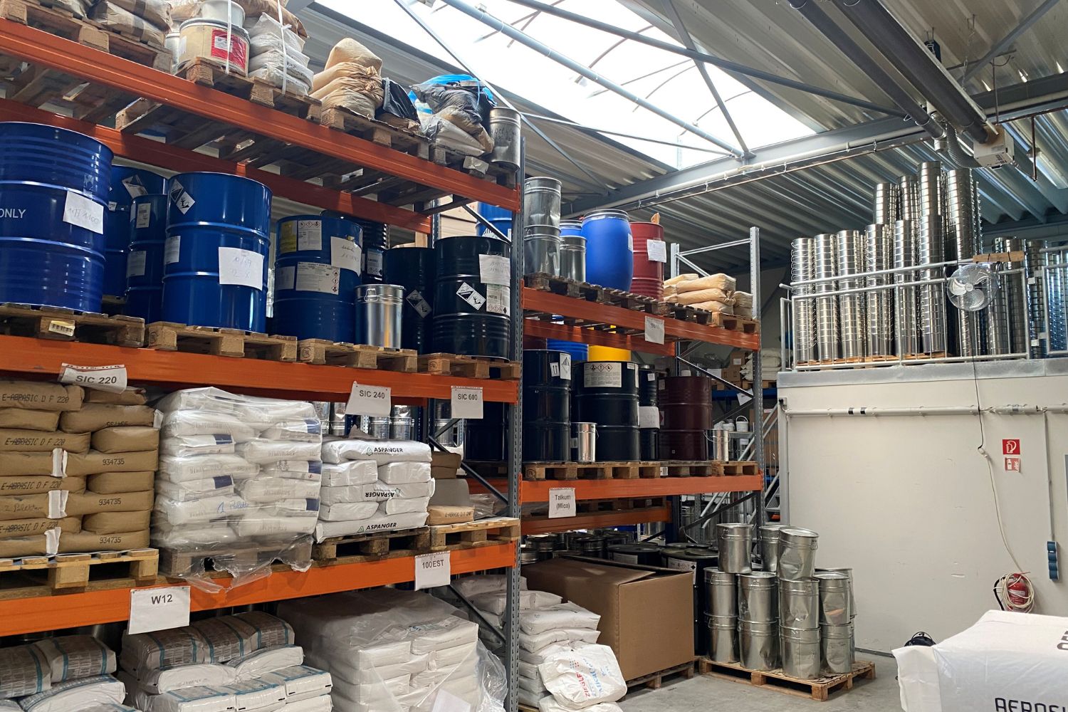 Armazém de grandes bidões