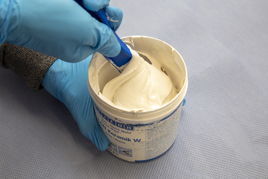 WEICON Cerâmico W | sistema de resina epóxi com carga mineral para revestimento de proteção contra o desgaste