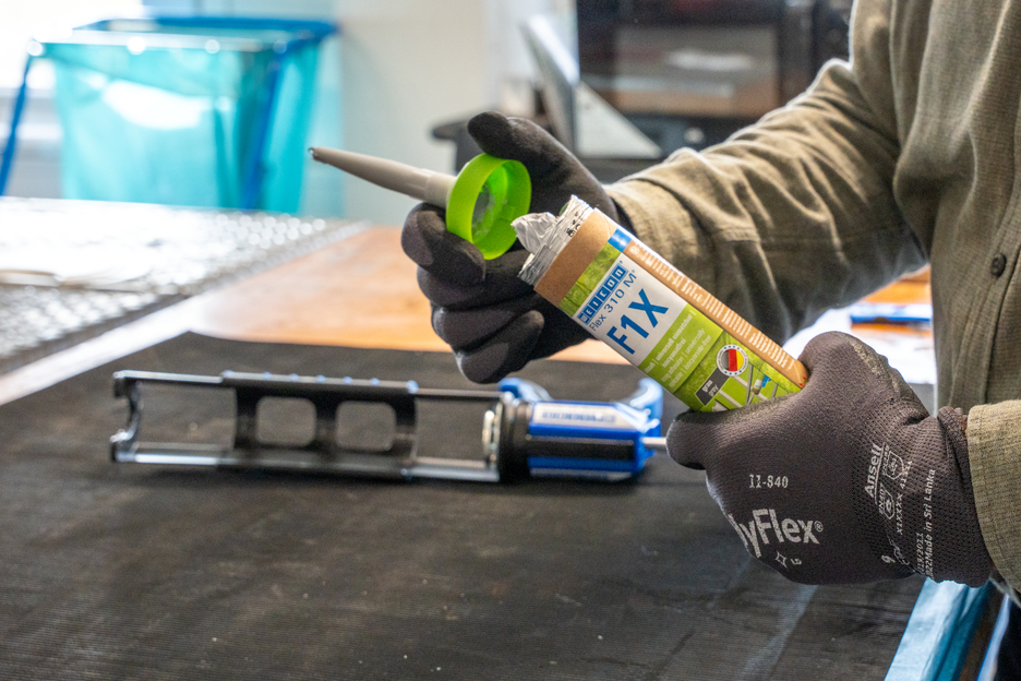 Flex 310 M® F1X Green Tube | Adesivo e vedante à base de polímeros MS com uma aderência inicial muito elevada, resistente a temperaturas até +180°C