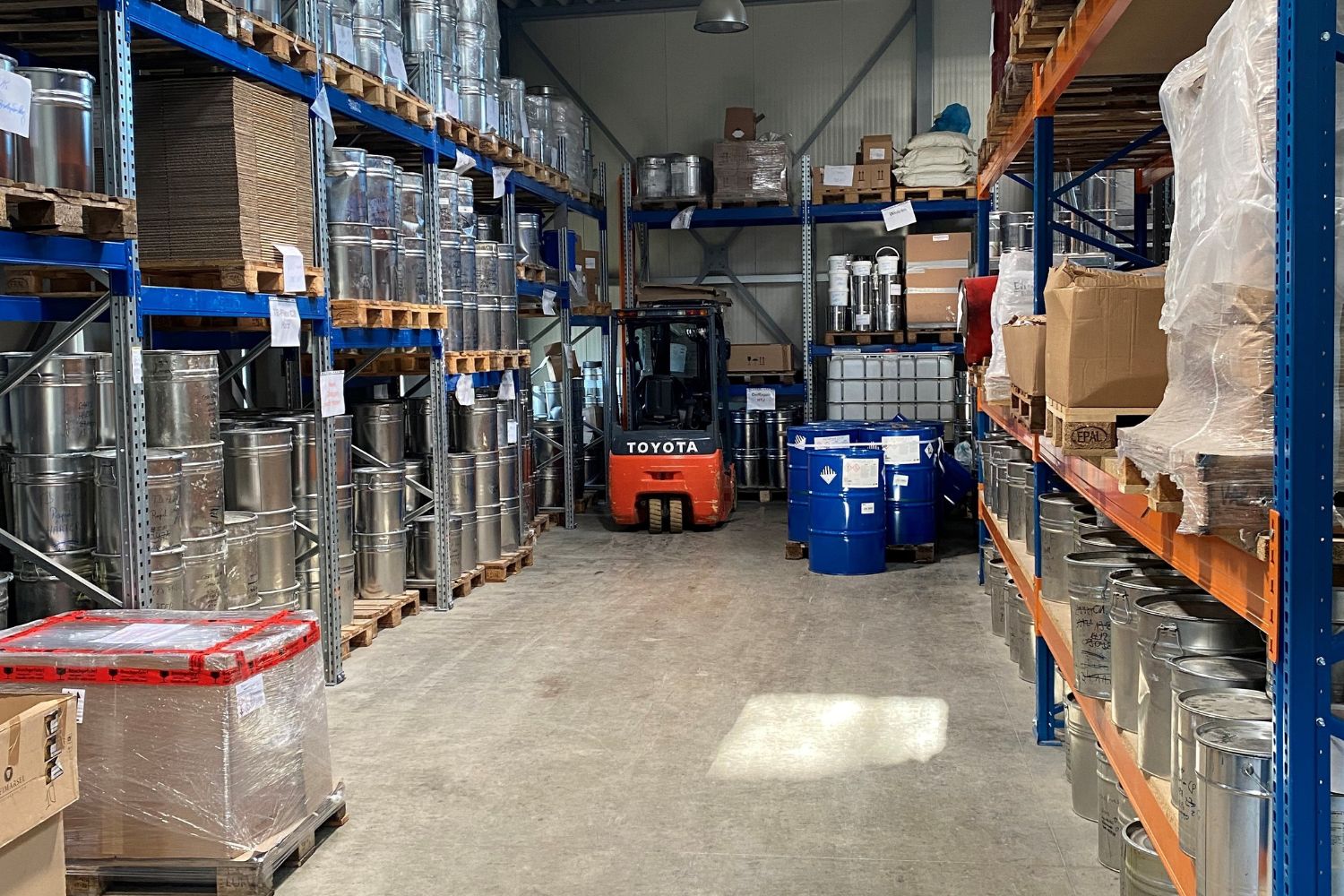 Armazém de grandes bidões