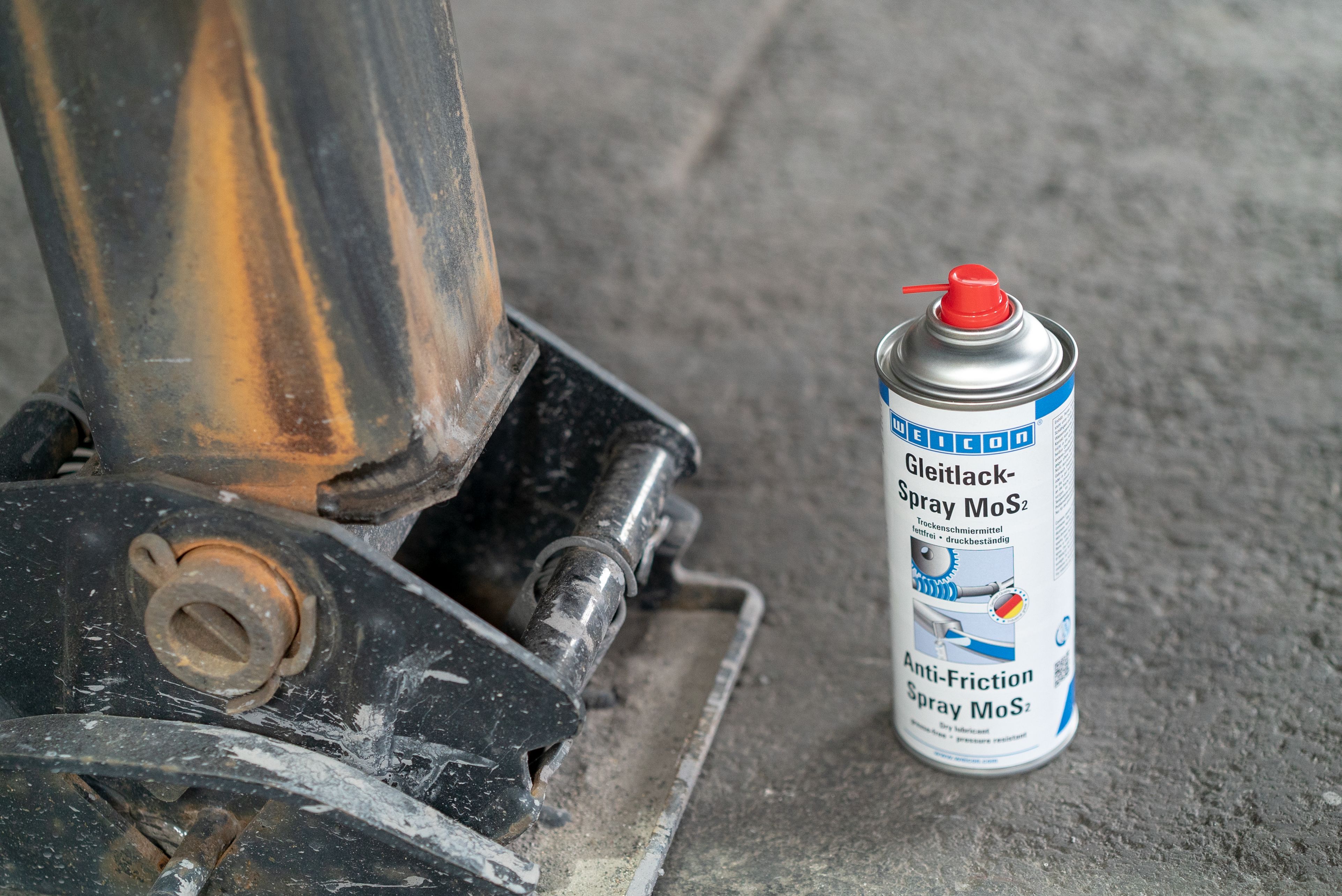 Gleitlackspray Mos2 steht neben einem Metallpfosten