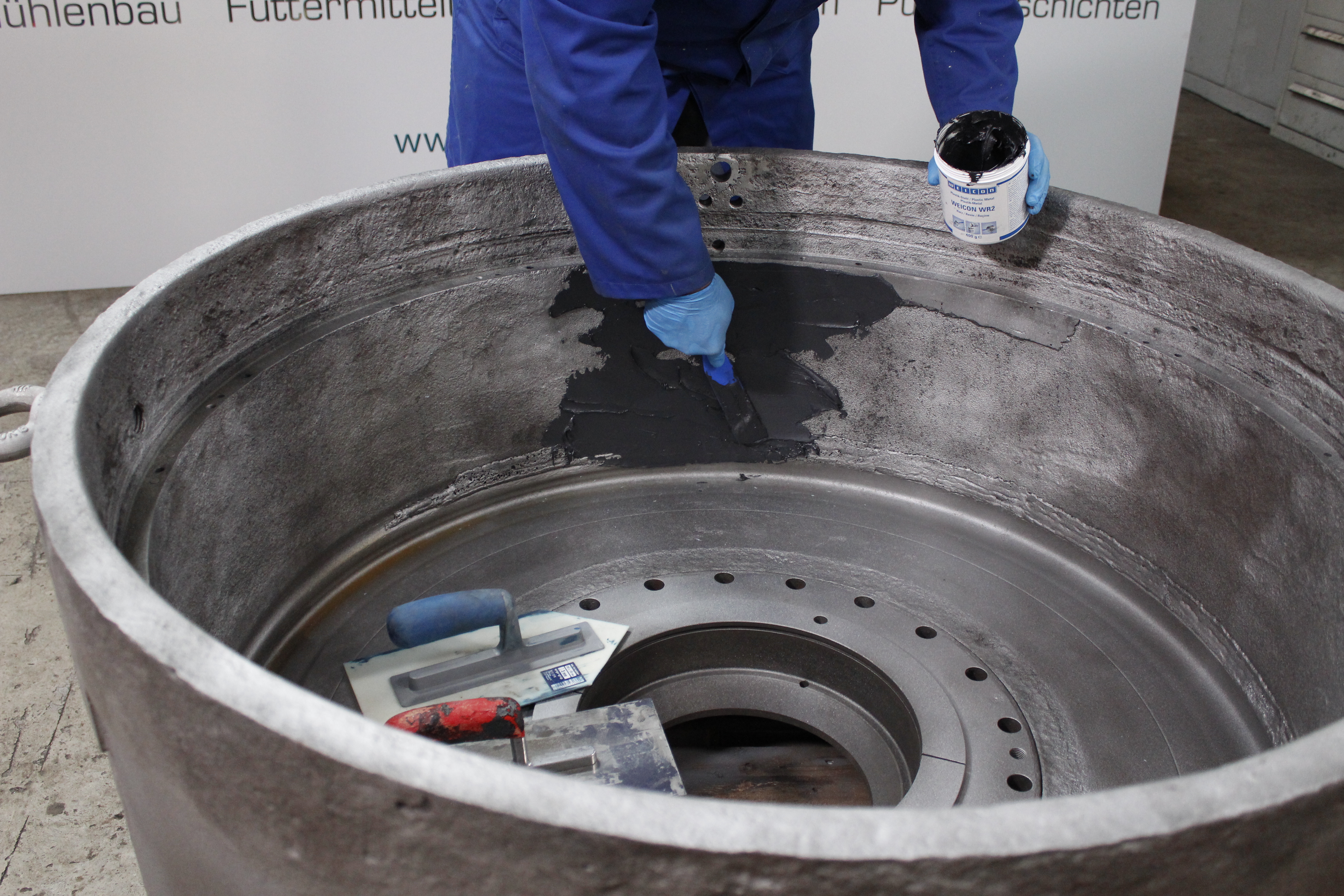 WEICON WR2 | sistema de resina epóxi com carga mineral para reparações e compensação de lacunas