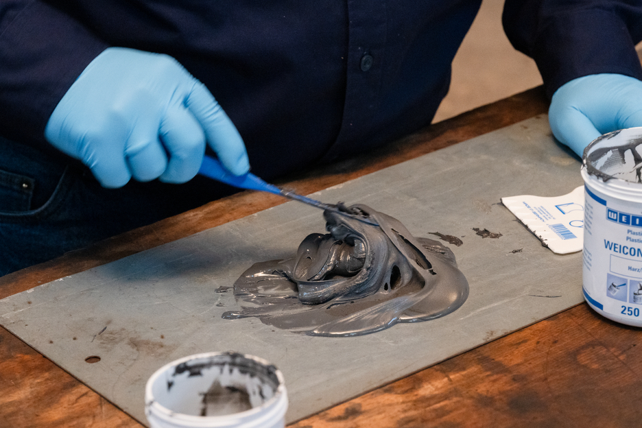 WEICON HB 300 | sistema de resina epóxi resistente a temperaturas elevadas para reparações e moldagem