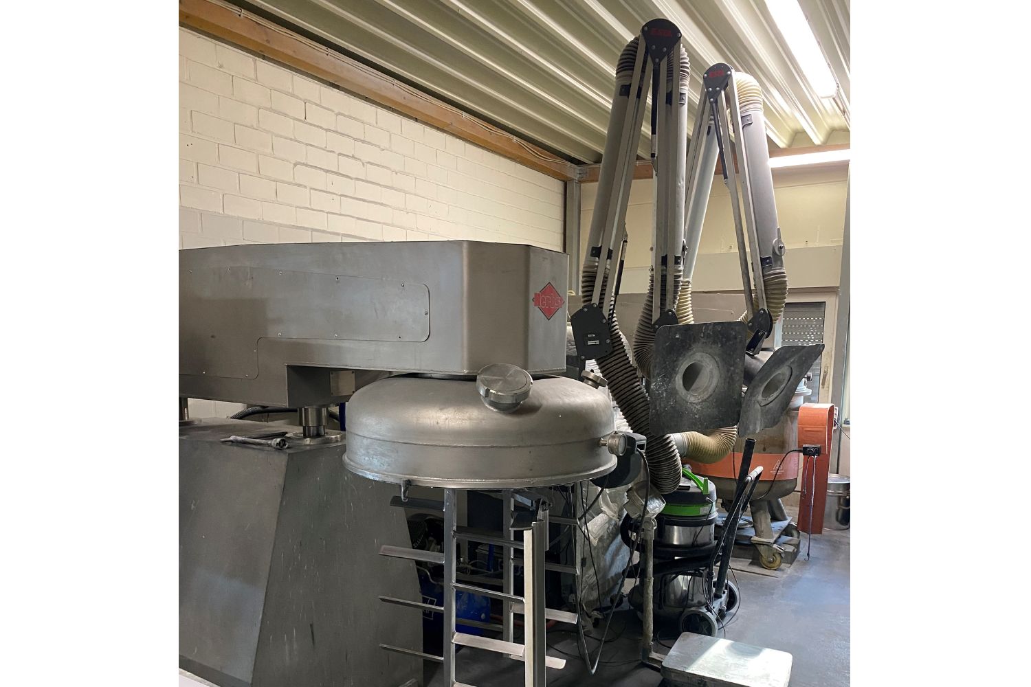 Grande máquina numa sala