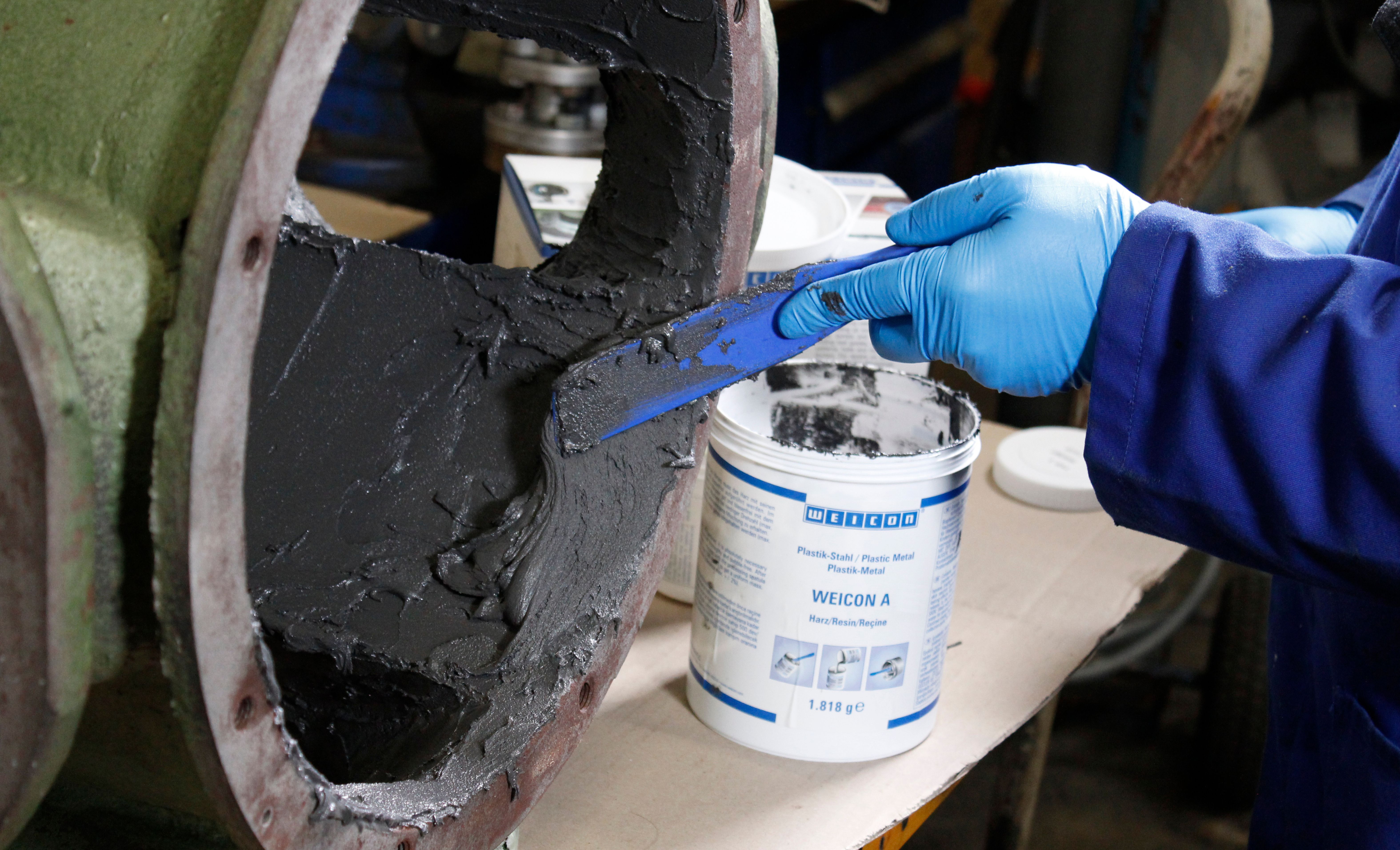 A massa de reparação é aplicada na bomba