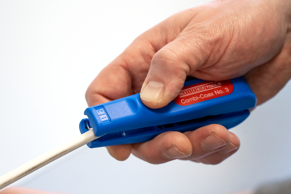 Coax Stripper No. 3 | para descarnar e retirar cabos coaxiais I inclui alicate de corte lateral I diâmetro de trabalho 4,8 - 7,5 mm Ø