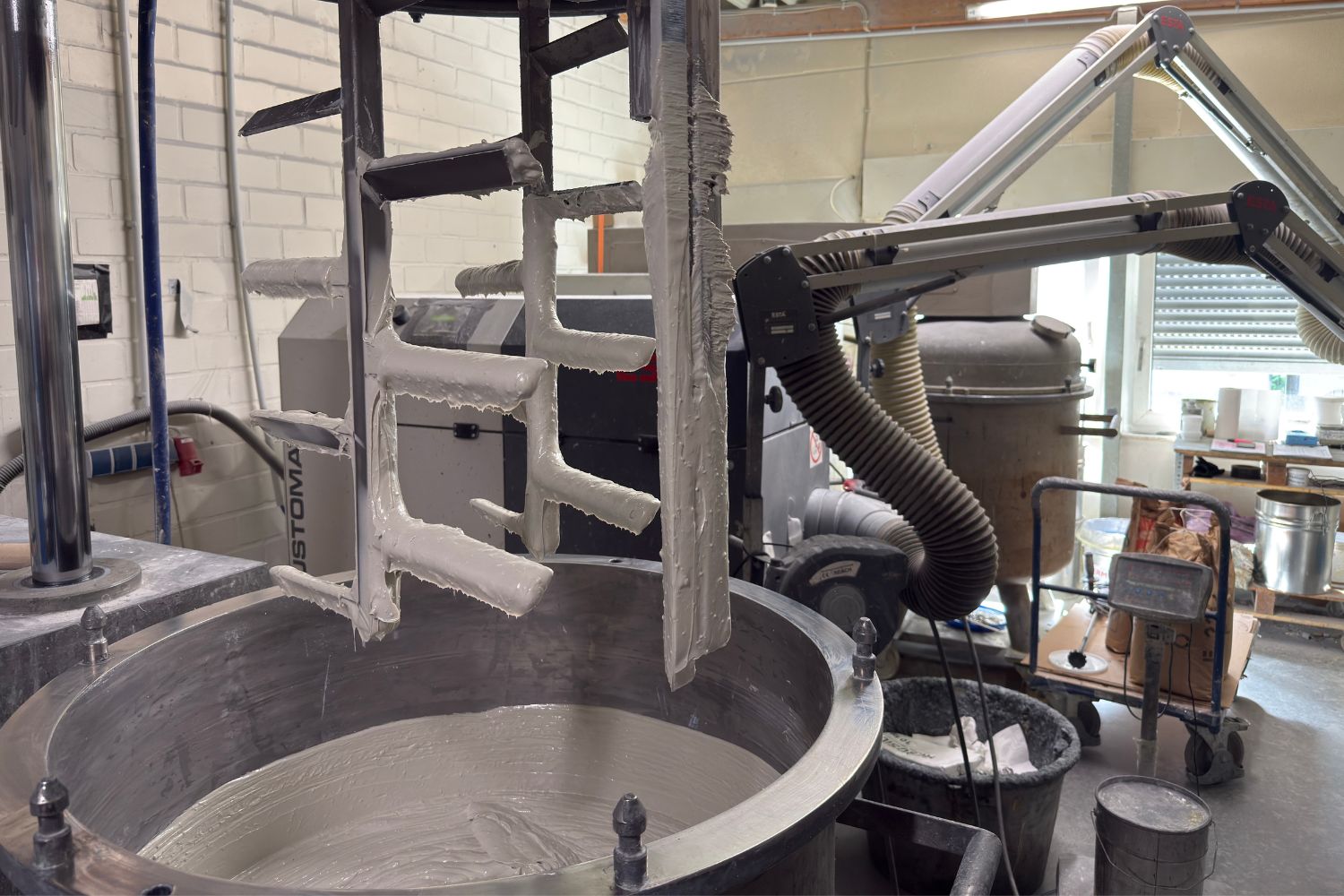 Grande máquina com cola branca dentro