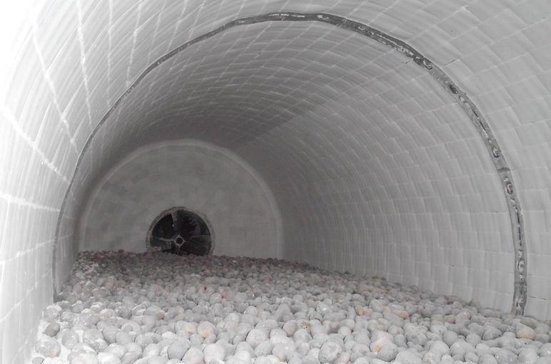 Moinho branco visto do interior