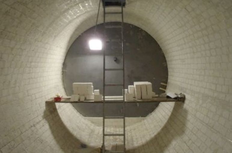 Moinho branco visto do interior