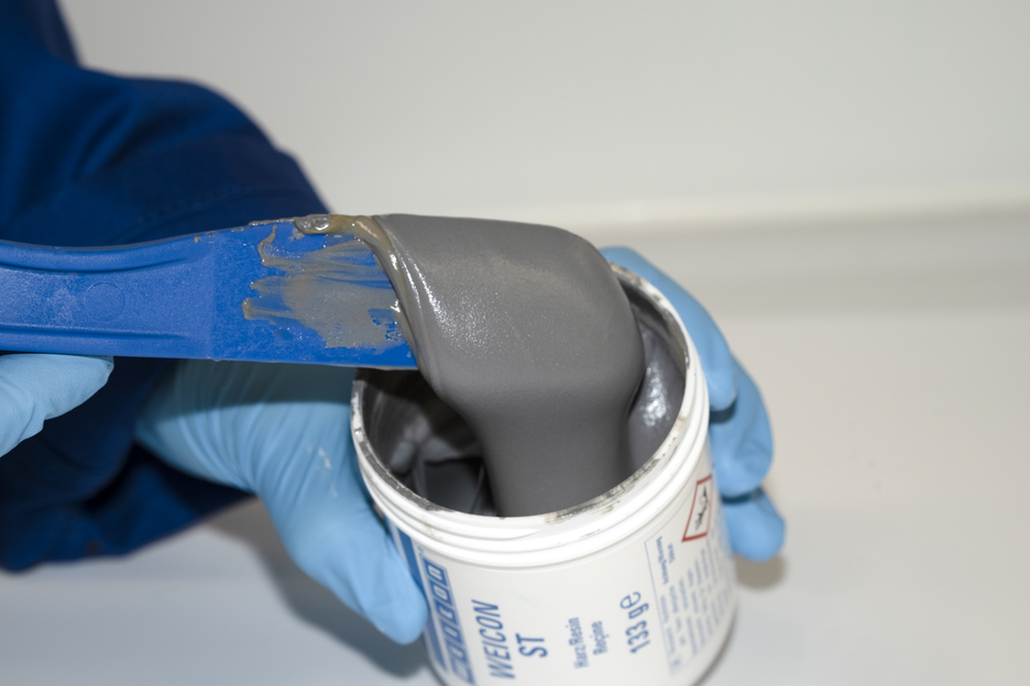 WEICON ST | sistema de resina epóxi com carga metálica para reparações e moldagem