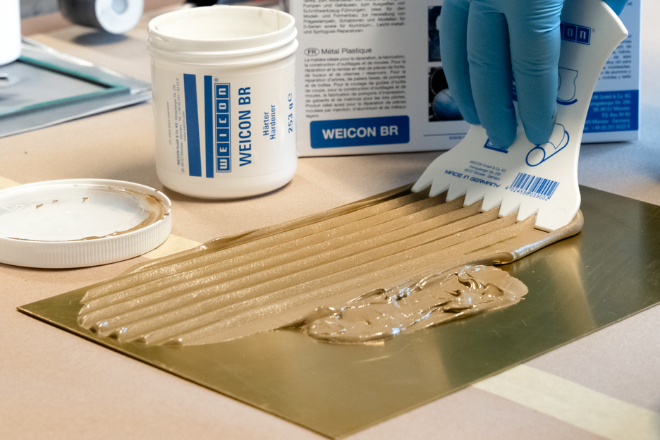 WEICON BR | sistema de resina epóxi com carga de bronze para reparações e moldagem