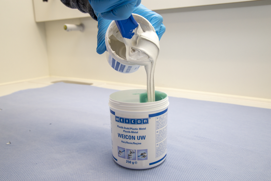 WEICON UW | sistema de resina epóxi com carga mineral para reparações e moldagem em superfícies húmidas