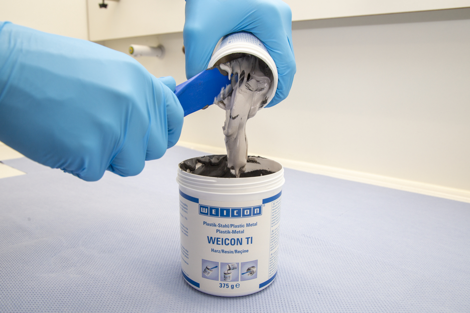WEICON TI | sistema de resina epóxi com carga de titânio para reparações e moldagem